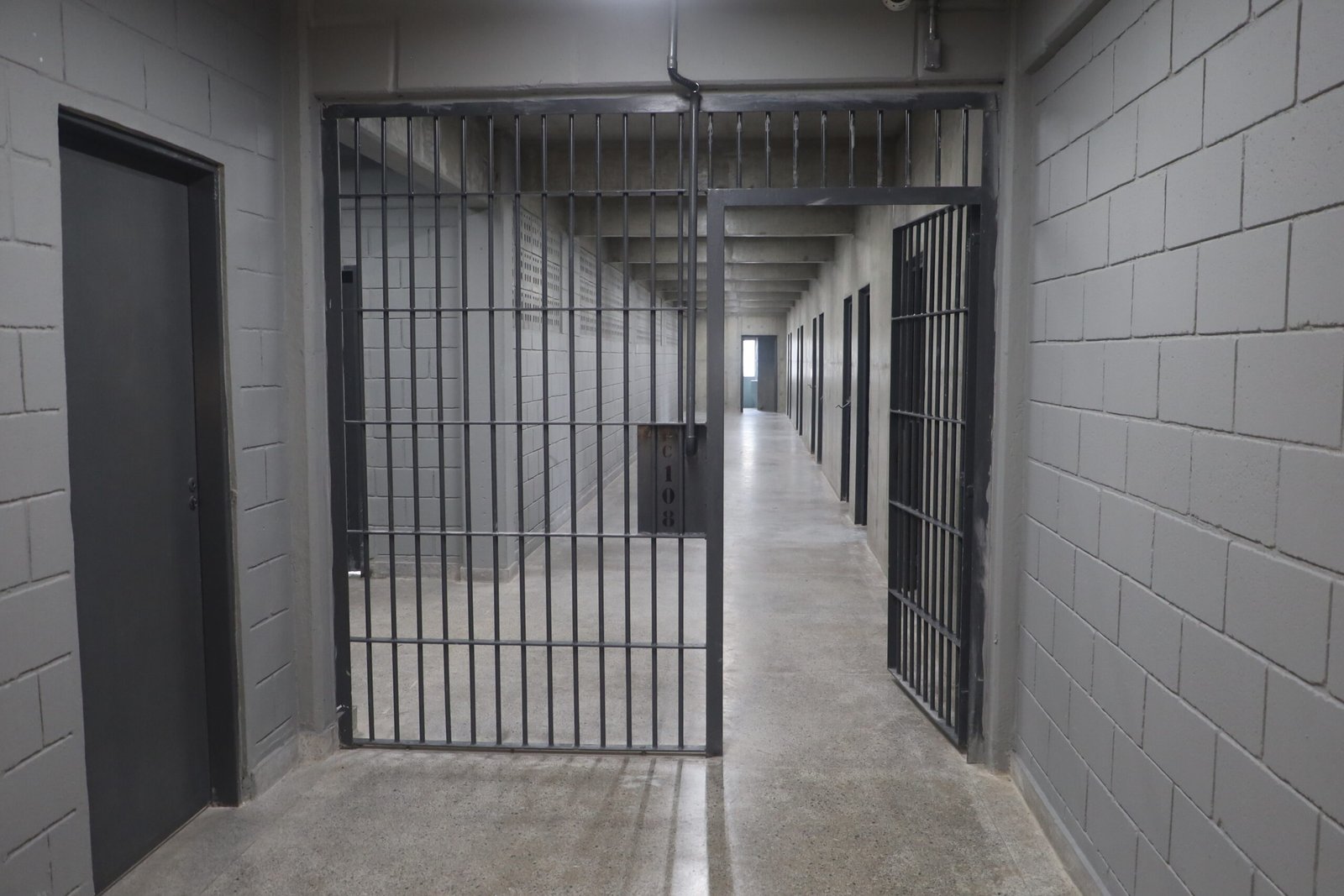 Policiais impedem fuga de quatro presos em penitenciária de Vila Velha