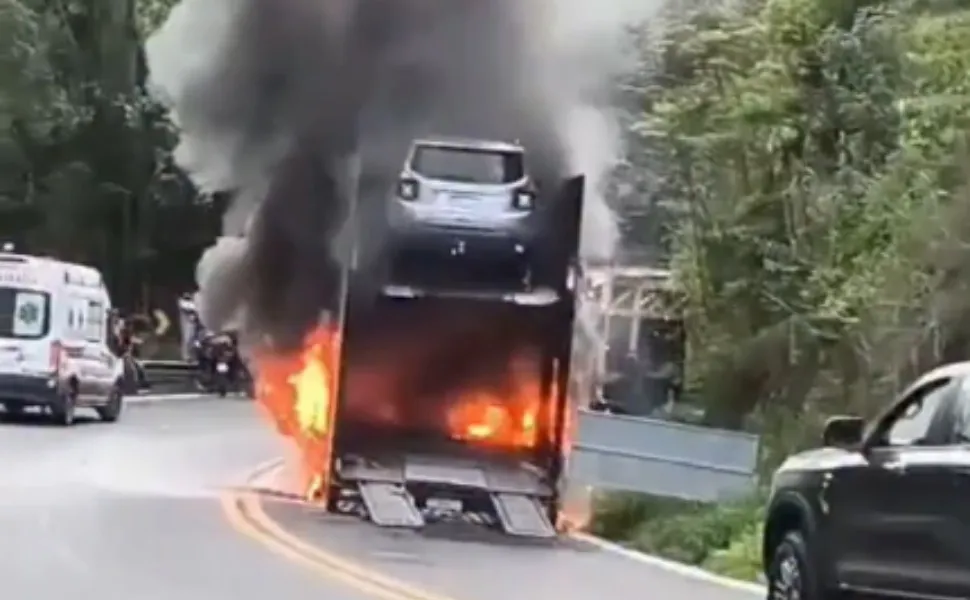 Caminhão pega fogo e BR-262 fica parcialmente interditada em Domingos Martins