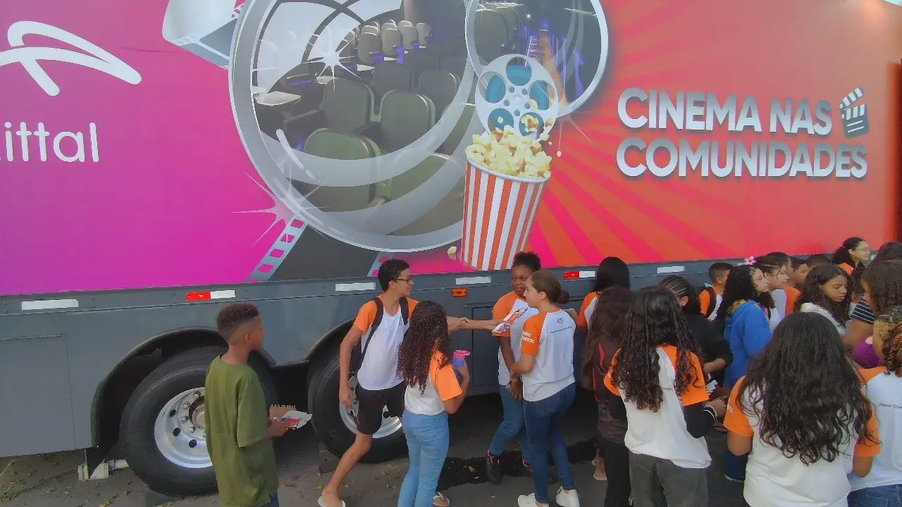 Cinema sobre rodas leva diversão gratuita para crianças na Serra