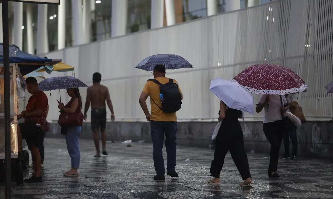 Instituto emite alerta de chuva e ventos fortes em todo o ES