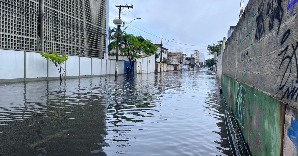 Chuva causa alagamentos e complica trânsito em Vila Velha