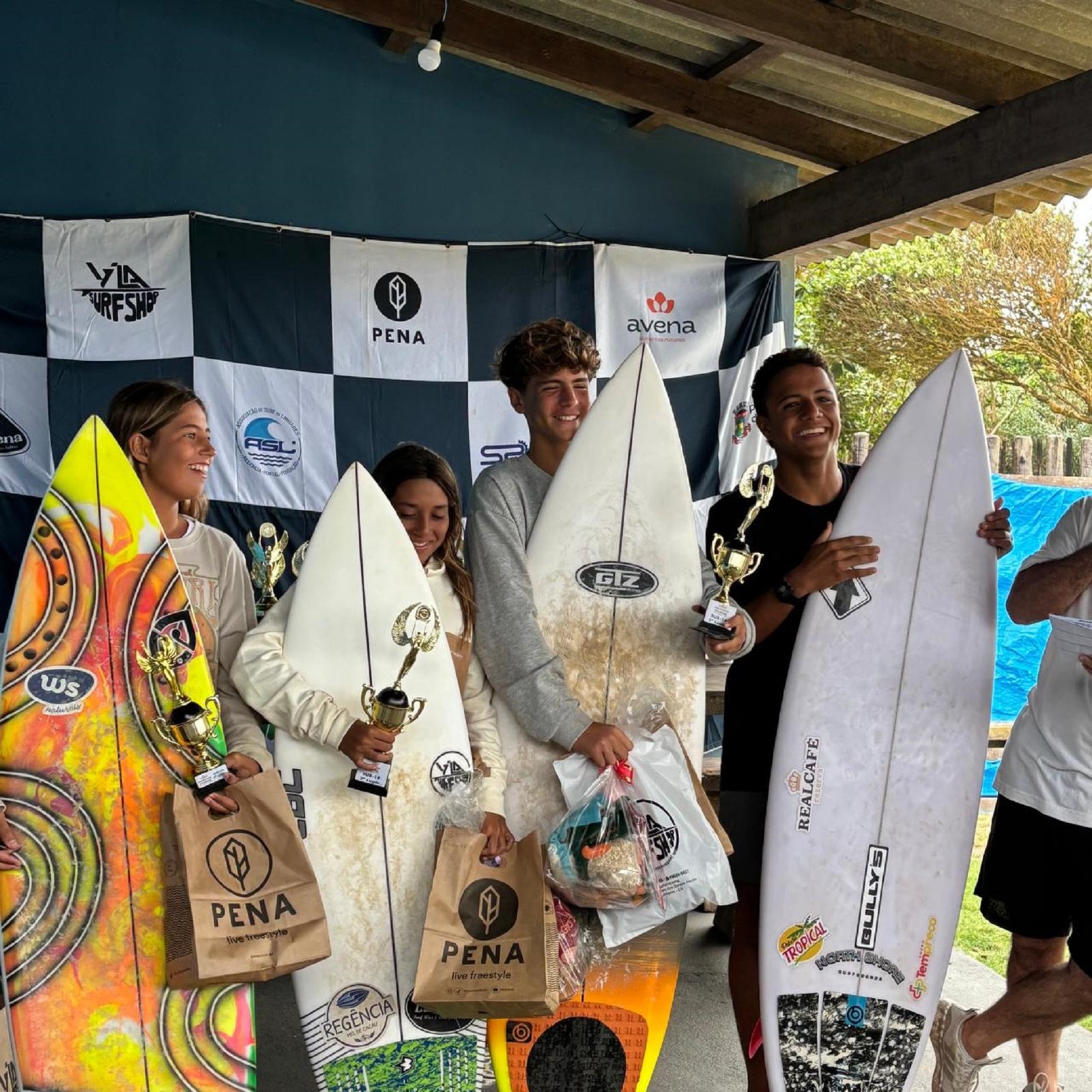 Surfista Eric Grattz sobe ao pódio em etapa da Tríplice Coroa