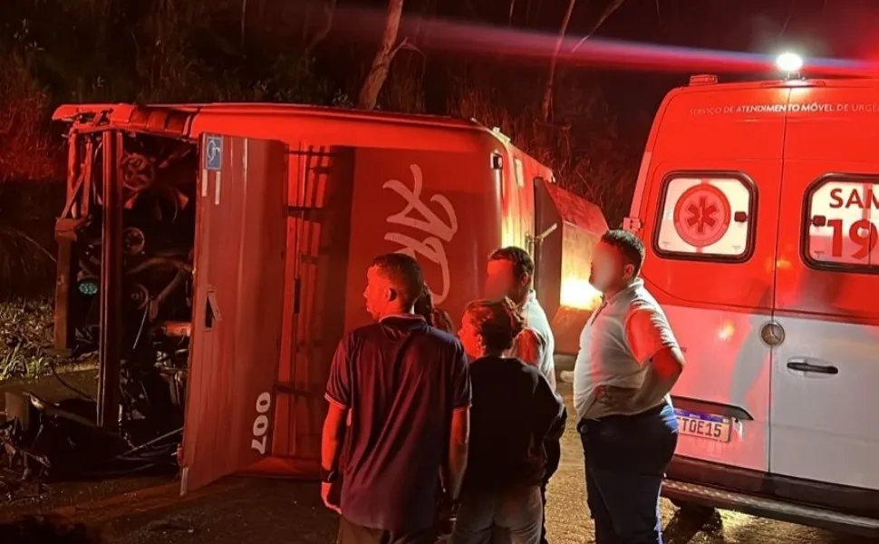 Ônibus de turismo tomba e deixa dois mortos na BR-262 no Sul do ES