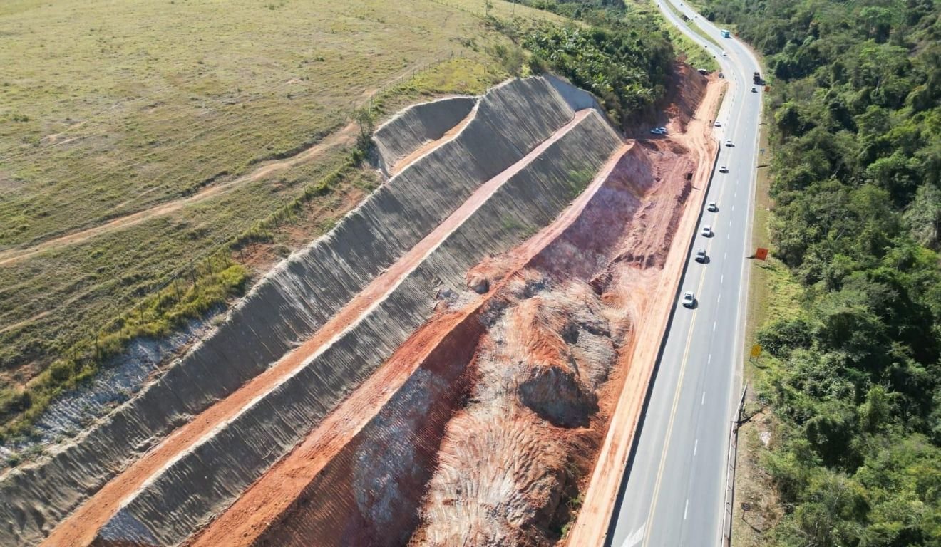 Trecho da BR-101, na Serra, será totalmente interditado para corte de rochas