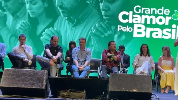 “2026 vai ser sobre resgatar almas”, diz Flávio Bolsonaro em culto no ES