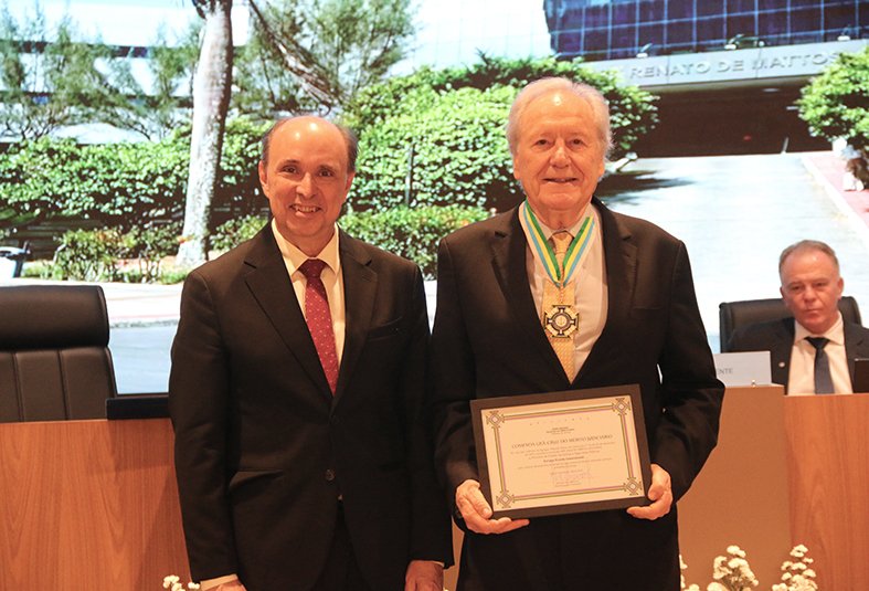 Ricardo Lewandowski é homenageado no TJ após palestra sobre segurança pública
