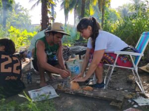 Carnaval tradicional centenário pede passagem nas ruas da Barra do Jucu