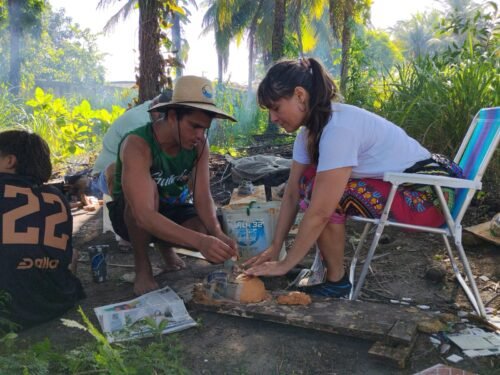 Carnaval tradicional centenário pede passagem nas ruas da Barra do Jucu