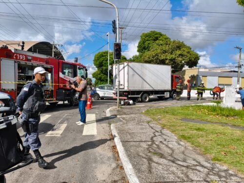 Jovem morre em acidente entre carro e caminhão em Vila Velha