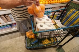 Fechados aos domingos, supermercados vão reforçar equipes aos sábados e segundas