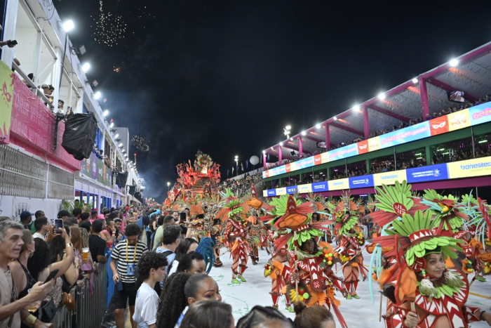 Carnaval de Vitória: como foram os desfiles das escolas na primeira noite no Sambão do Povo
