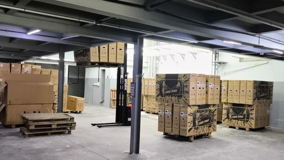 Contêiner com 186 bikes elétricas irregulares é apreendido em Vitória