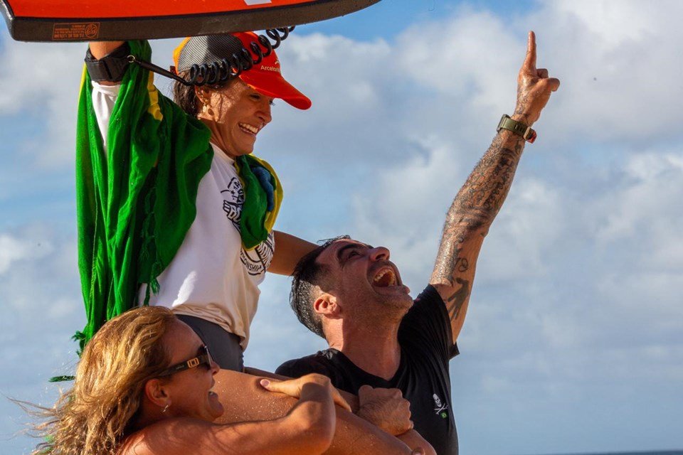 Com onda nota 10, capixaba Luna Hardman conquista título histórico no Havaí