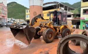 Chuva provoca alagamentos após transbordamento de córrego em Muniz Freire