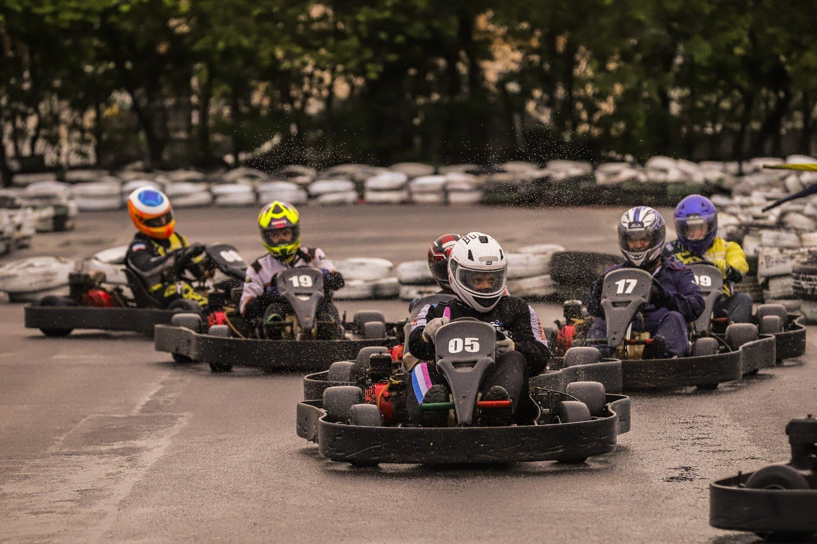 Jovens pilotos de três estados disputam a Copa Verão em Vitória de Kart