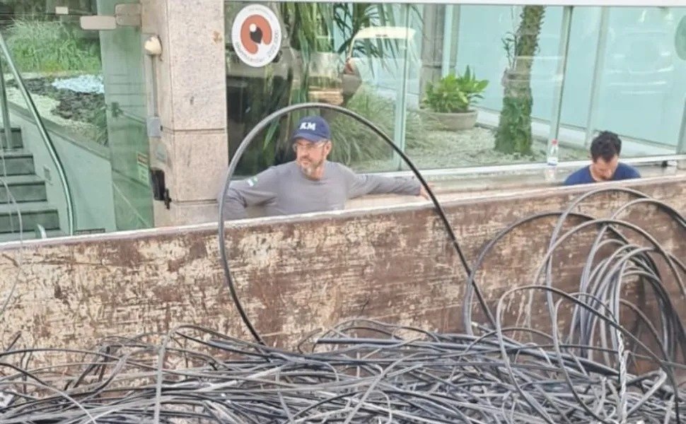 Mais de 800 kg de cabos são retirados de postes na Praia do Canto
