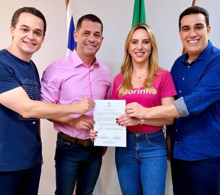 Transferência de cargo é realizada e Cris Samorini é oficialmente prefeita de Vitória