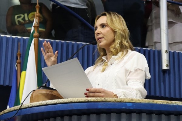 Durante posse, nova prefeita de Vitória diz que vai combater o feminicídio direto de seu gabinete