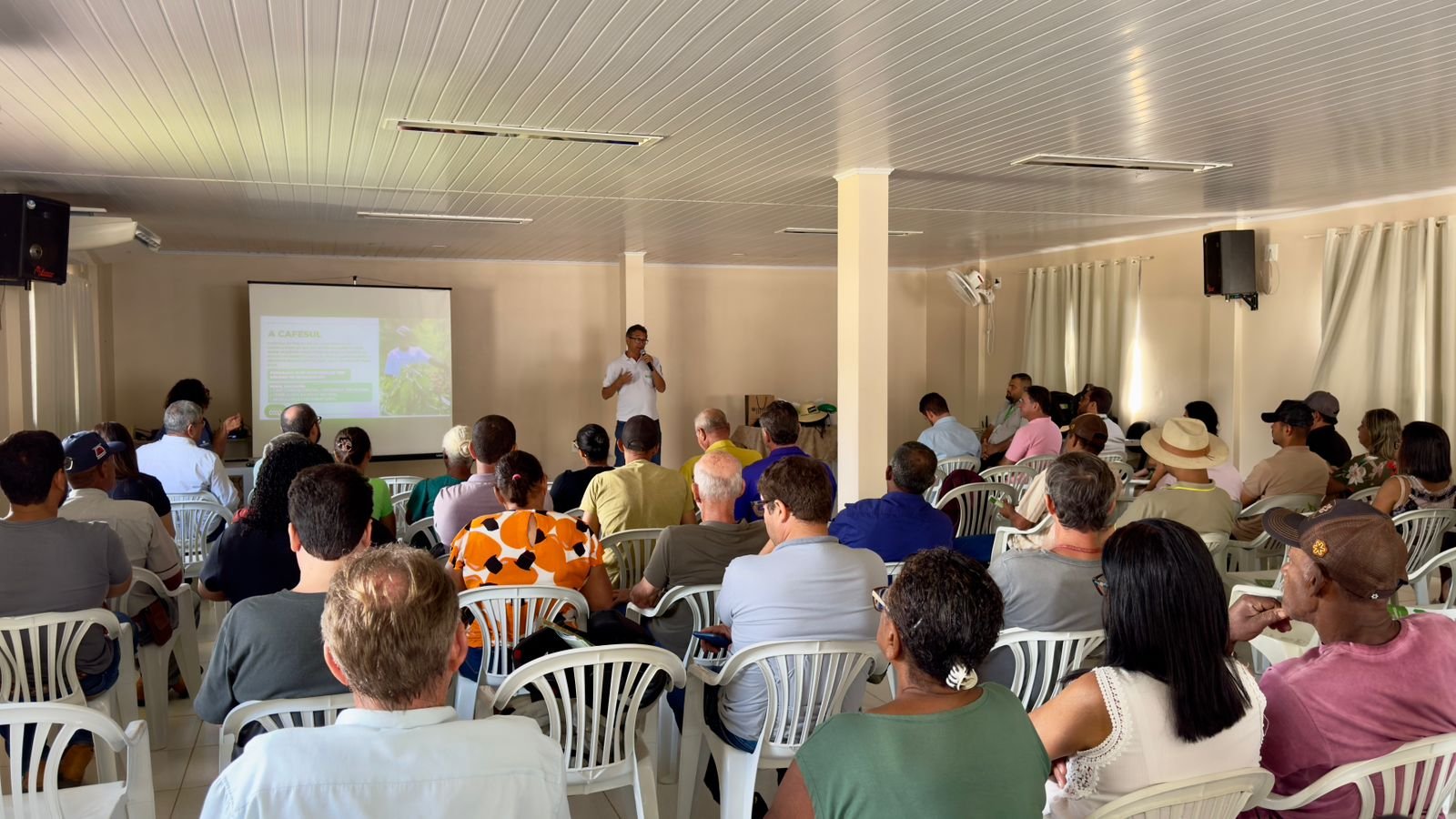 Cafeicultores de Presidente Kennedy recebem capacitação sobre comercialização e ampliam oportunidades de mercado