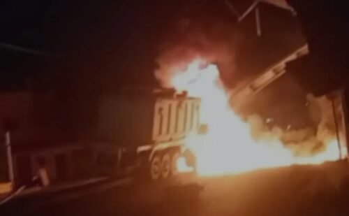 Carreta derruba torre de fios de alta tensão e causa explosões em Vila Velha