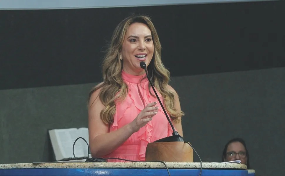 Cris Samorini toma posse na segunda e se torna a primeira mulher a governar Vitória