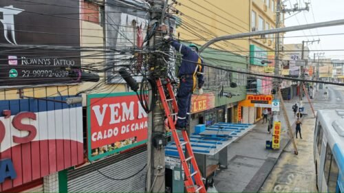Retirada de fiação inutilizada de postes na Av. Expedito Garcia, em Cariacica
