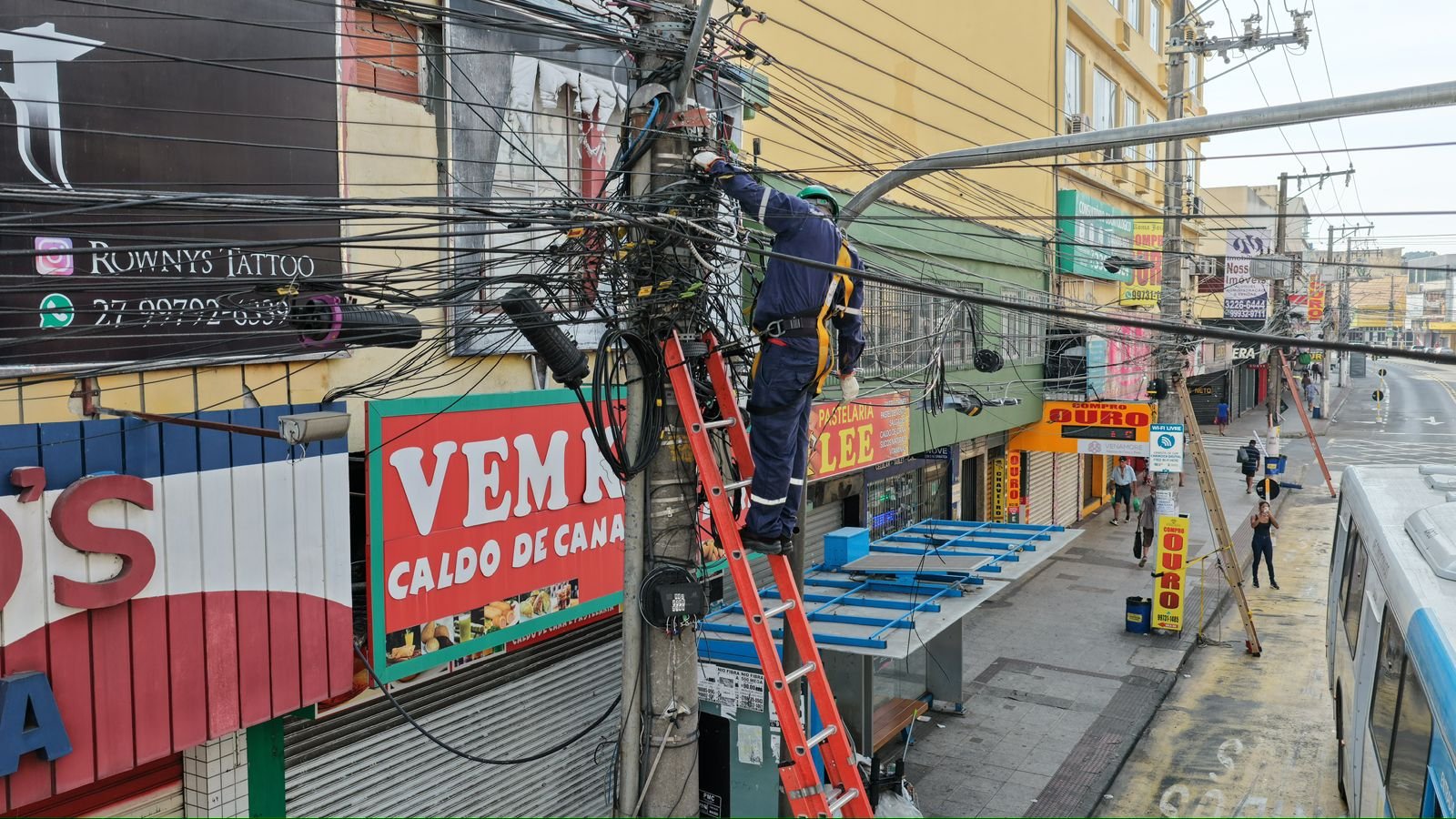 Retirada de fiação inutilizada de postes na Av. Expedito Garcia, em Cariacica