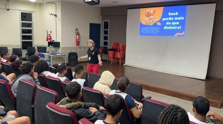 Procon orienta 3 mil alunos sobre riscos das apostas online