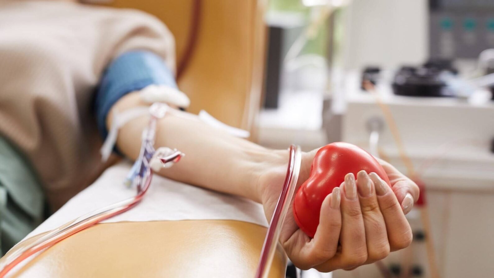 Estoques baixos: doadores de sangue são convocados para comparecer ao Hemoes