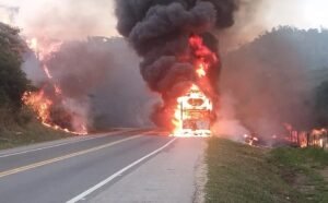Incêndio em caminhão cegonha com carros elétricos interdita trânsito na BR-101 no ES