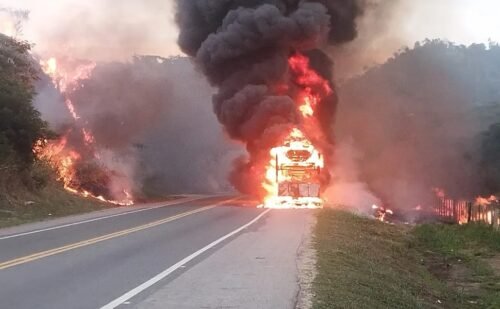 Incêndio em caminhão cegonha com carros elétricos interdita trânsito na BR-101 no ES