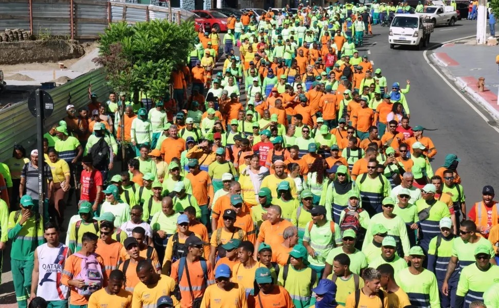 Greve nacional dos garis é suspensa após assembleia e lixo volta a ser recolhido no ES