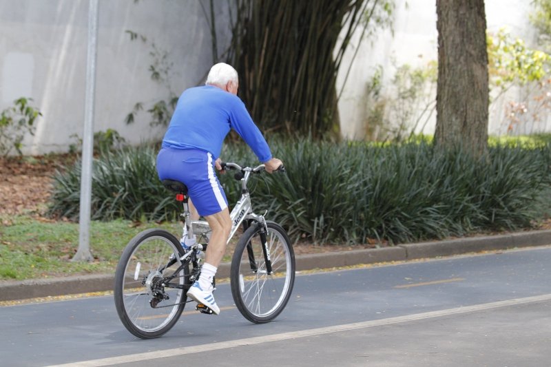 Idosos que andam de bicicleta vivem mais e preservam a independência por mais tempo, diz estudo