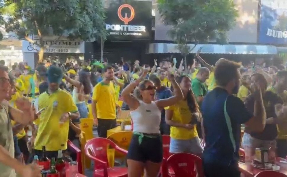 Torcida capixaba faz a festa em Vitória com a classificação do Brasil na Copa do Mundo