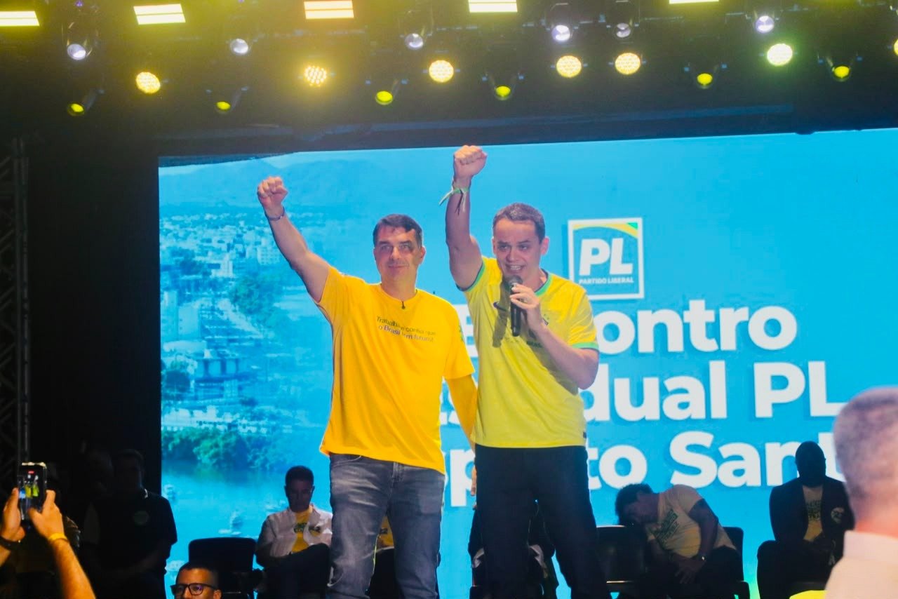 Flávio Bolsonaro sela aliança entre PL e Republicanos no ES com apoio a Pazolini