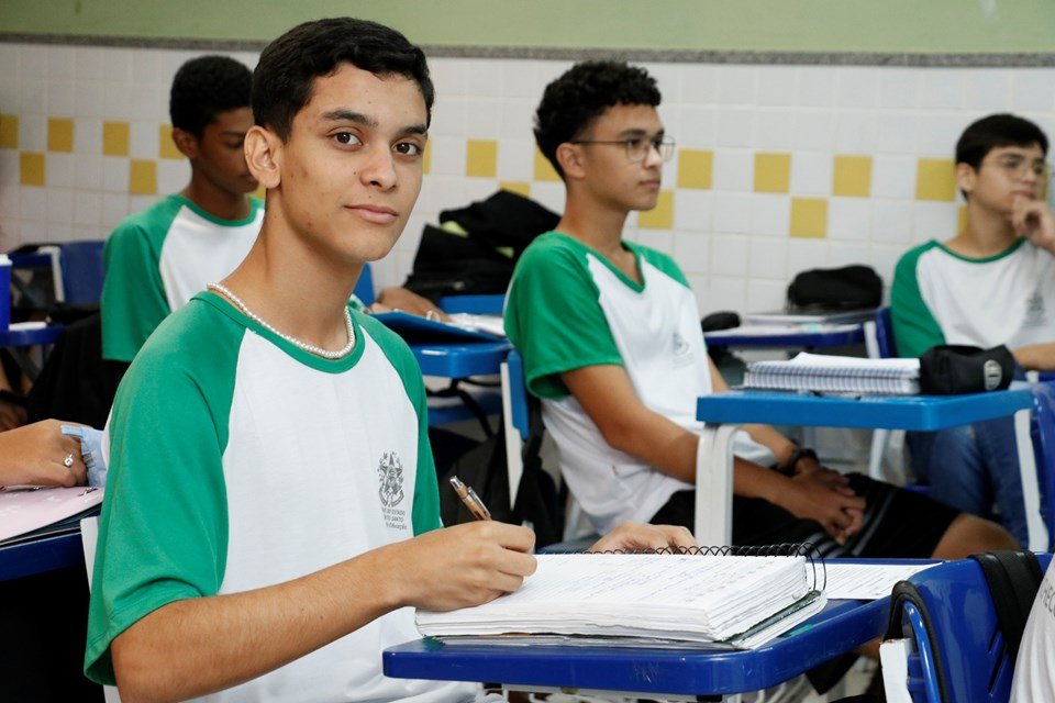 Uniforme escolar passa a ser direito permanente de alunos do ensino médio no ES