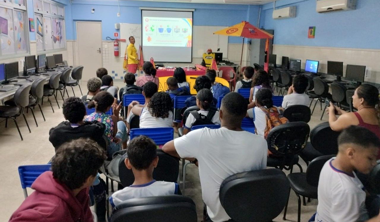 Salvamar de Vitória realiza ação educativa em escolas sobre prevenção a afogamentos