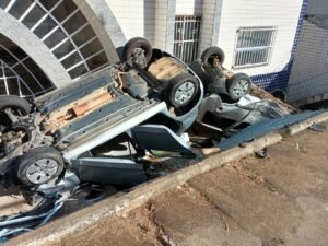 Veículo desce ladeira desgovernado e carros ficam capotado em área de igreja em Vila Velha