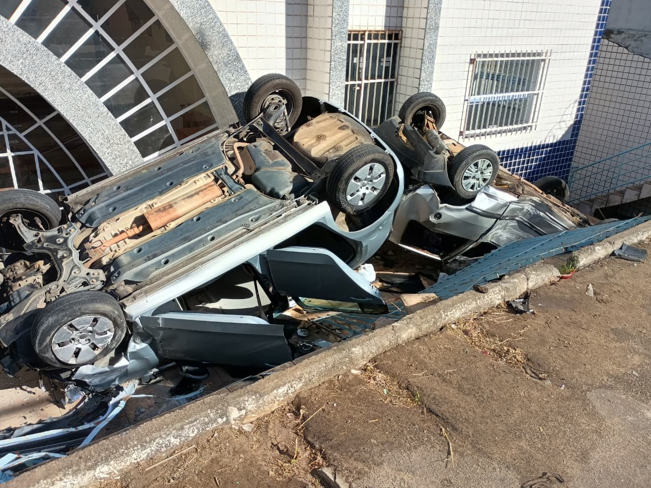 Veículo desce ladeira desgovernado e carros ficam capotado em área de igreja em Vila Velha