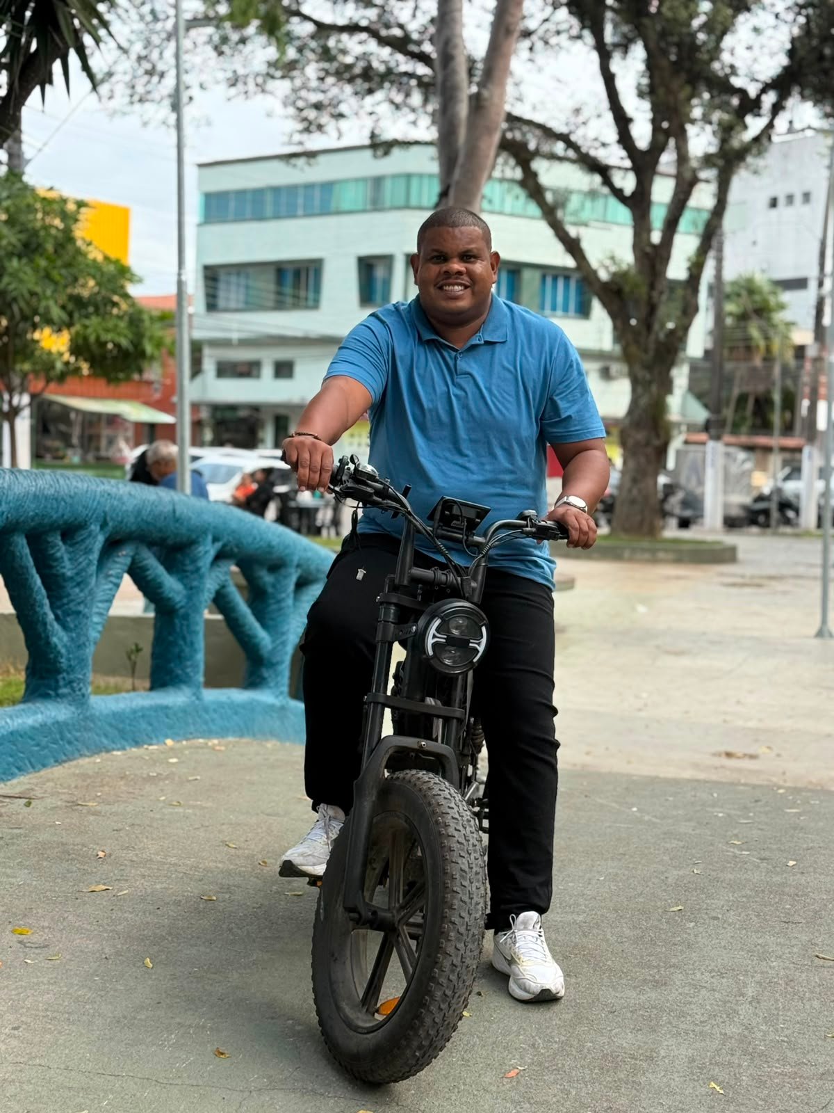 De bicicleta elétrica, Thiagão do Ibes defende uma campanha mais simples, econômica e ambientalmente responsável