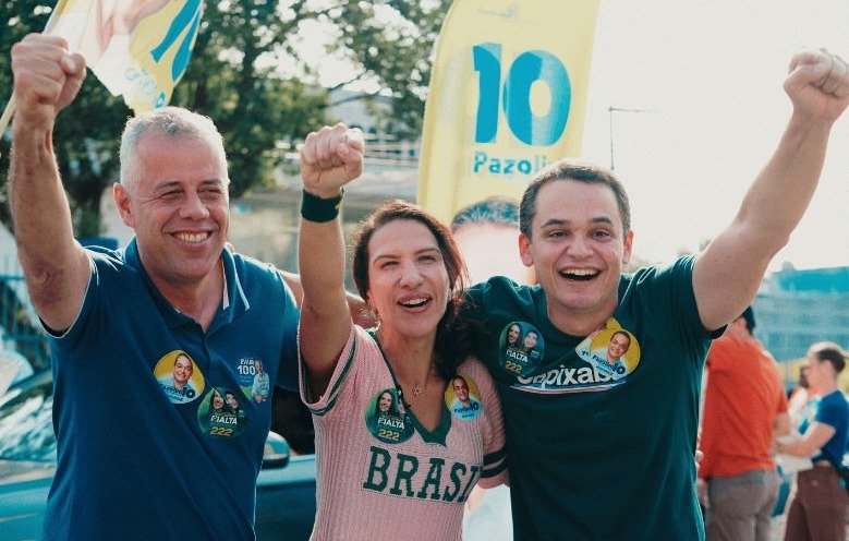 Pazolini faz adesivaço e carreata na região de São Pedro, em Vitória