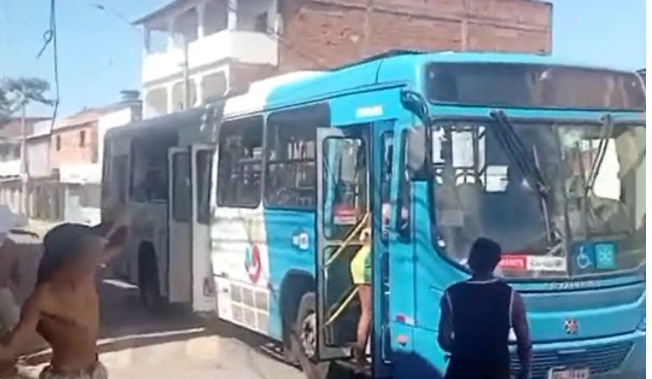 Ônibus é alvo de ataque e rua é interditada com incêndio na Serra