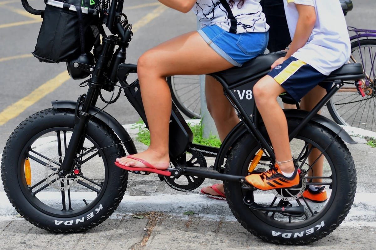 ES padroniza fiscalização e regramento para bicicletas elétricas, patinetes e ciclomotores