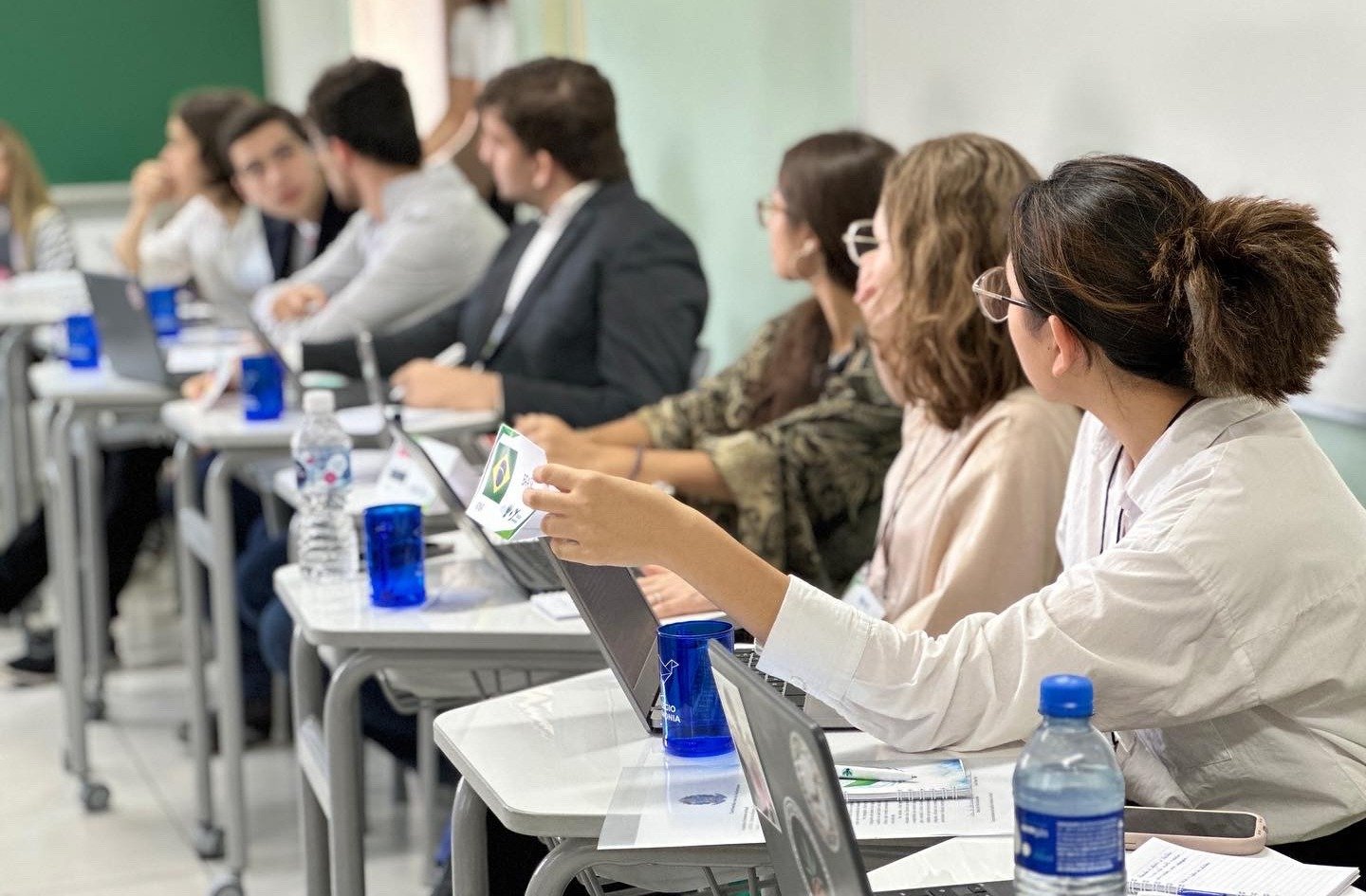 Simulação de reunião da ONU desafia oratória e argumentação de estudantes