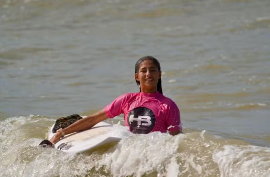 Aos 13 anos, capixaba Ana Dagostini encara ondas gigantes no Itacoatiara Big Wave
