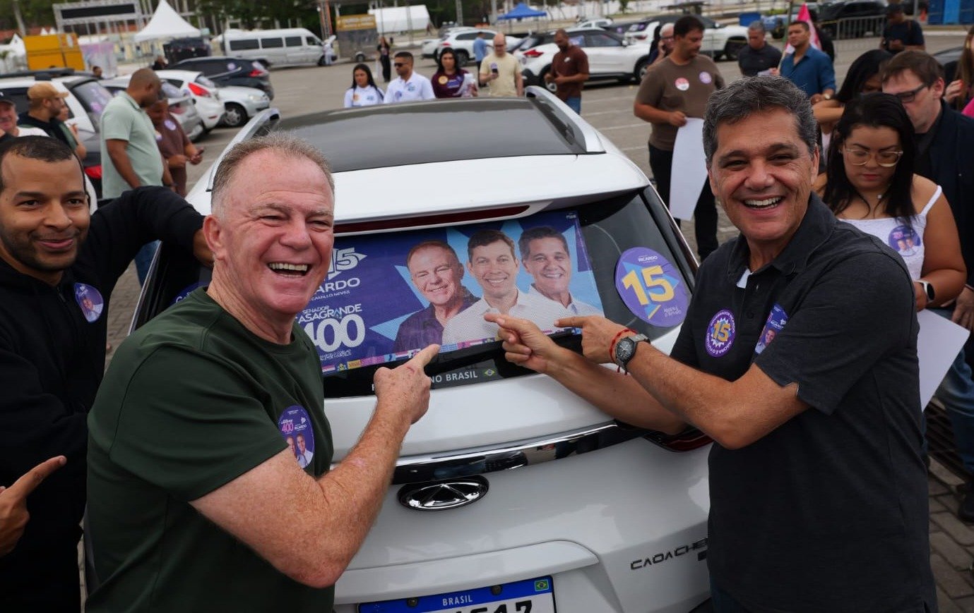 Casagrande e Ricardo Ferraço realizam grande adesivaço na Grande Vitória