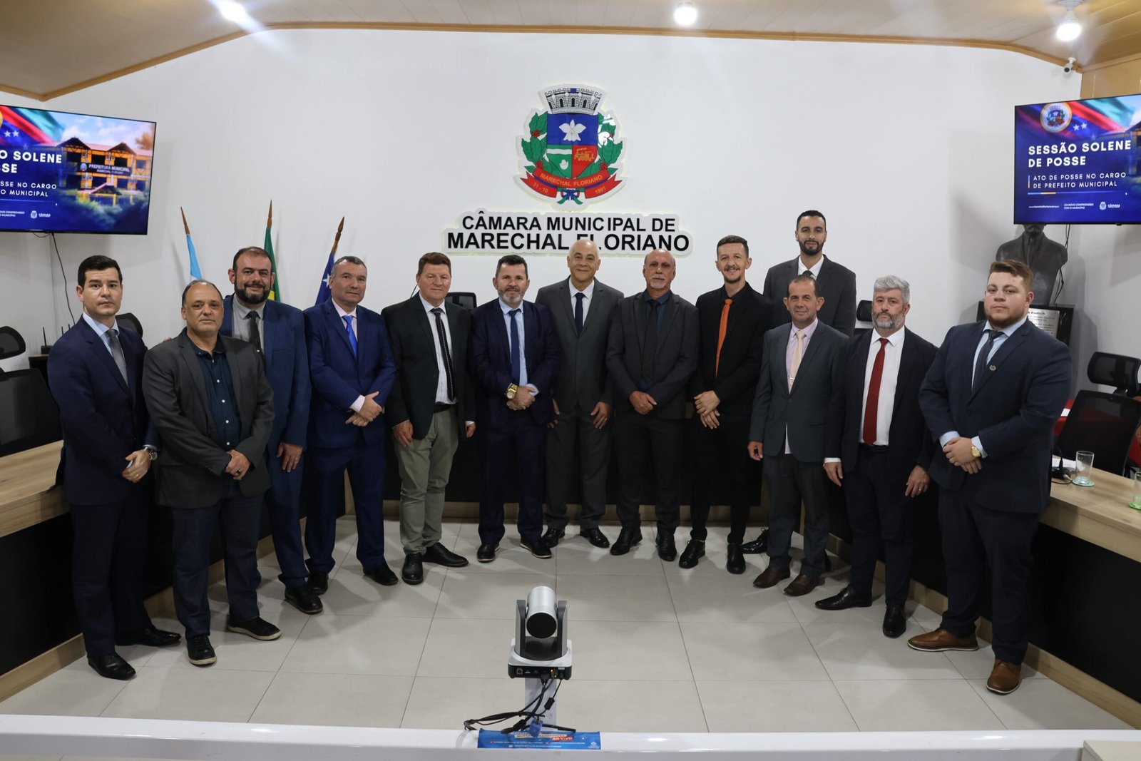 Paulo Lovatti Junior toma posse como Prefeito de Marechal Floriano em solenidade na Câmara Municipal