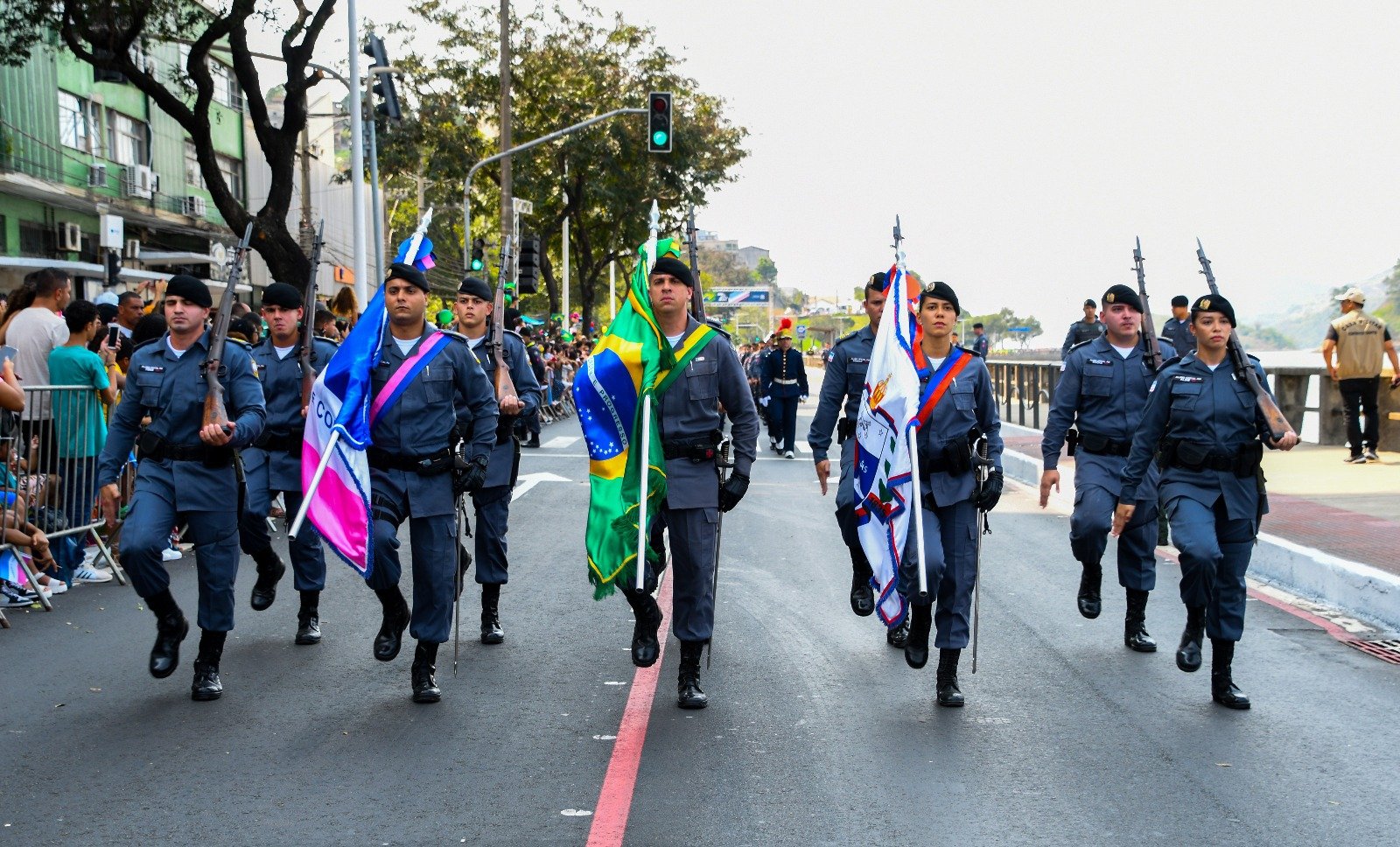 Dia de desfile de 7 de Setembro com aviões, navios e tropas em Vitória
