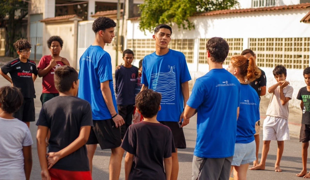 Jovens de Vitória trocam descanso no feriado por ação social na Serra
