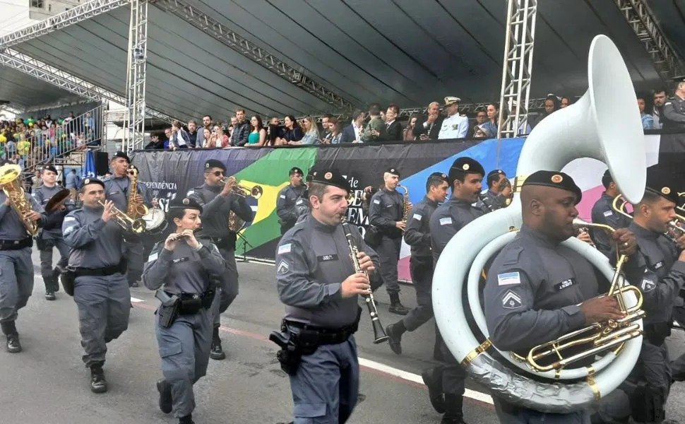 Desfile de 7 de Setembro reúne forças de segurança, estudantes e público em Vitória